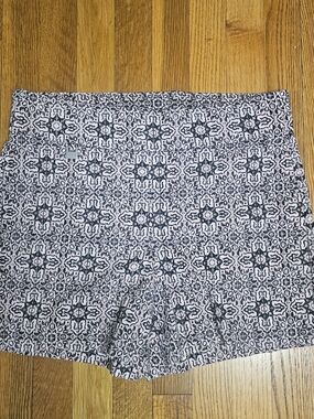 Zoe + Phoebe Women's Patterned Black and Pink Shorts In Size L
